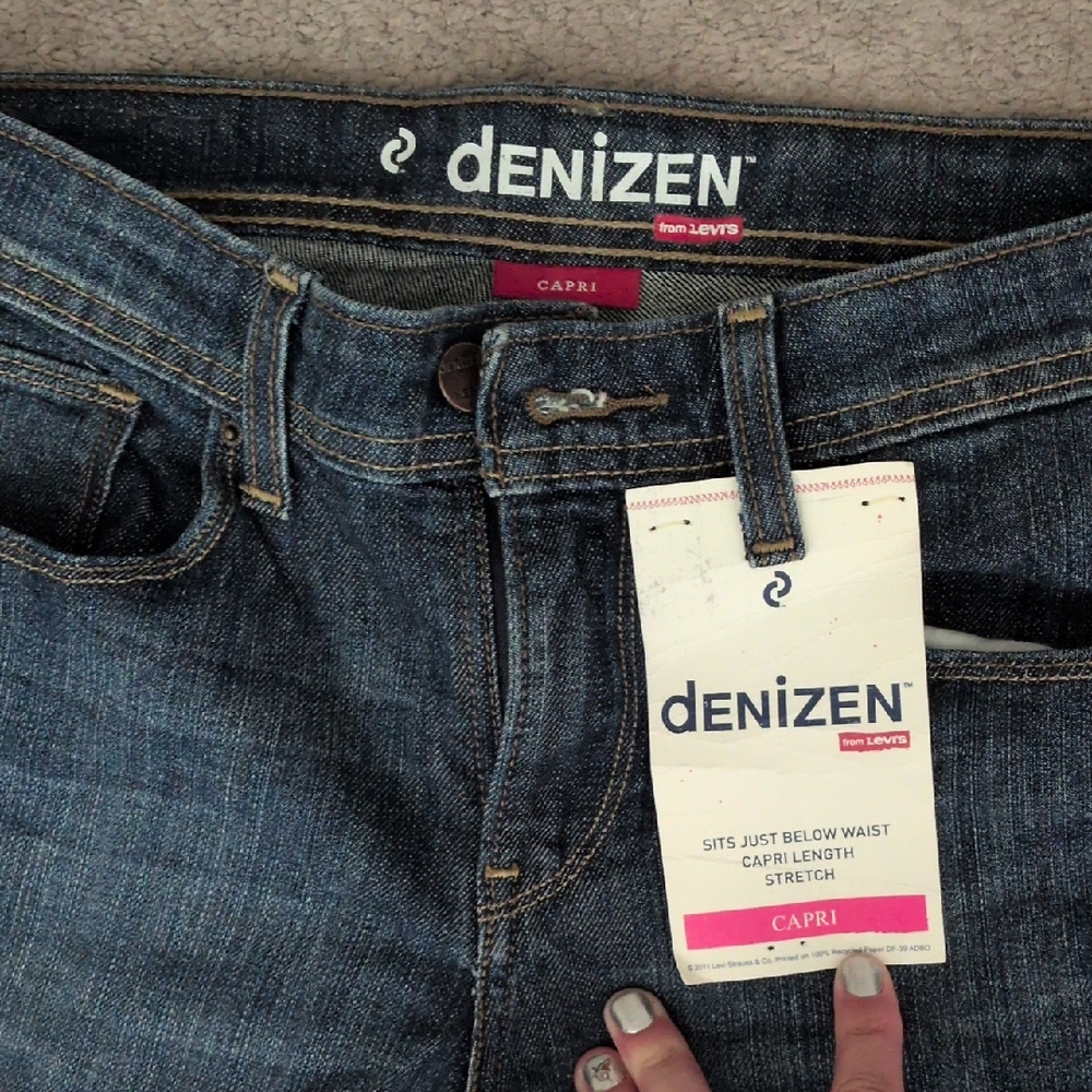 Denizen from Levi's Dark Wash Capri Jeans